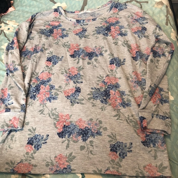 Maurices Tops - 5 FOR $30 Maurice’s gray medium pink blue floral top